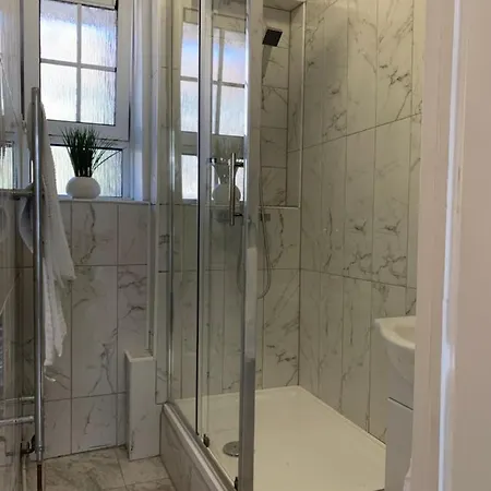 New Look Flat In Waterloo