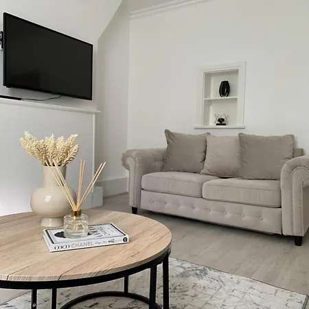 New Look Flat In Waterloo Apartment