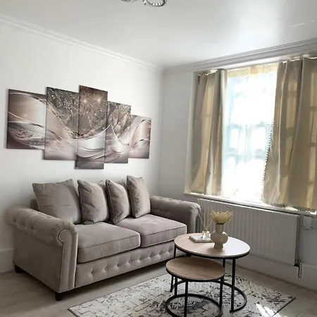 New Look Flat In Waterloo *