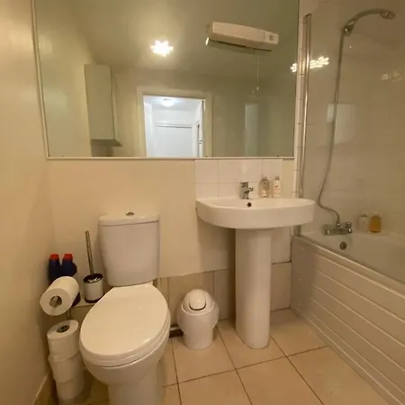 Comfy 2 Bed Flat With Free Parking, Close To Tube Apartment *
