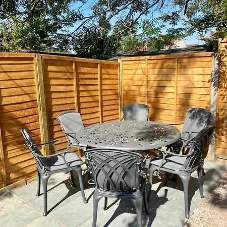 Wembley Luxury Residence- Opulence House Holiday home