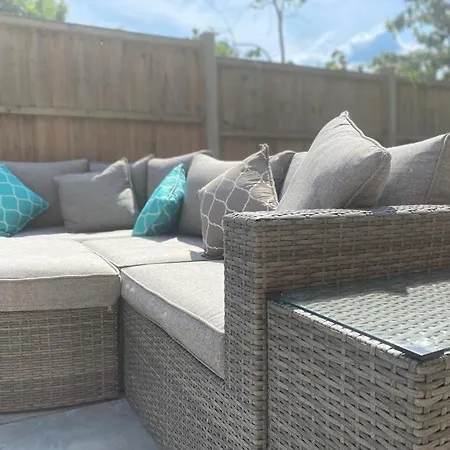 Wembley Luxury Residence- Opulence House Holiday home *