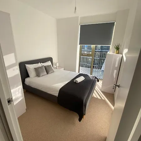 Homestay Riverside And London