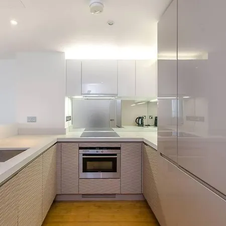 Skyview Waterside Luxury Apartment