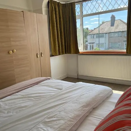 Apartment 3 Bedroom House In Sutton *