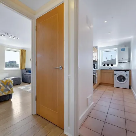 Flourish - Constant Court - Canary Wharf Apartment London