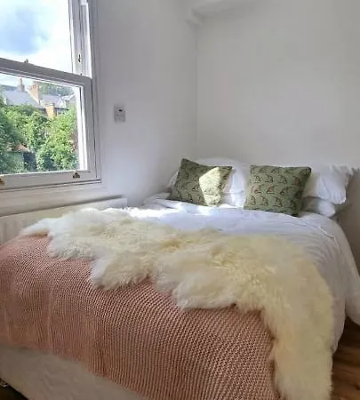 Stylish 3 Bedroom Townhouse In Brockley With Large Garden Holiday home London