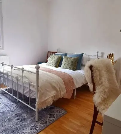 Stylish 3 Bedroom Townhouse In Brockley With Large Garden London