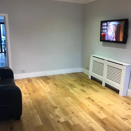 Great 4 Bedroom In Tooting London