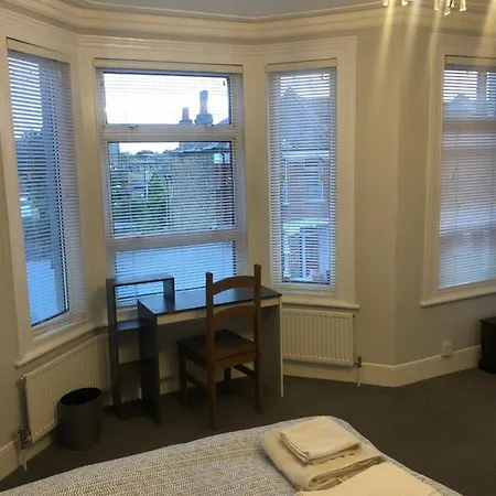 Great 4 Bedroom In Tooting London