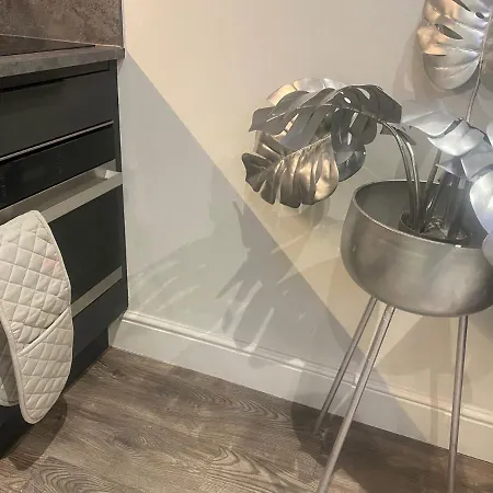 New Luxury Cyberpunk 1bed Studio Serviced Notting Hill Free Wifi & Netflix Location Perfect For Solo & Coupled Guests Apartment