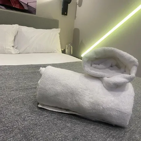 New Luxury Cyberpunk 1bed Studio Serviced Notting Hill Free Wifi & Netflix Location Perfect For Solo & Coupled Guests Apartment