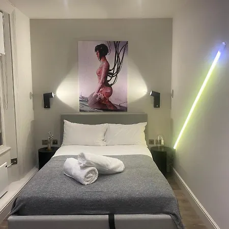 Apartment New Luxury Cyberpunk 1bed Studio Serviced Notting Hill Free Wifi & Netflix Location Perfect For Solo & Coupled Guests