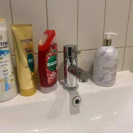 New Luxury Cyberpunk 1bed Studio Serviced Notting Hill Free Wifi & Netflix Location Perfect For Solo & Coupled Guests London