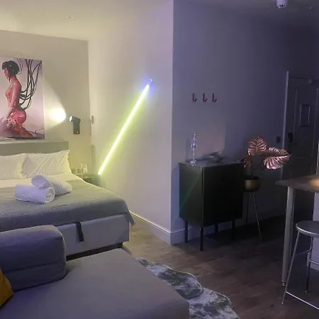 New Luxury Cyberpunk 1bed Studio Serviced Notting Hill Free Wifi & Netflix Location Perfect For Solo & Coupled Guests London