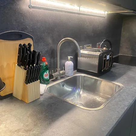 New Luxury Cyberpunk 1bed Studio Serviced Notting Hill Free Wifi & Netflix Location Perfect For Solo & Coupled Guests London
