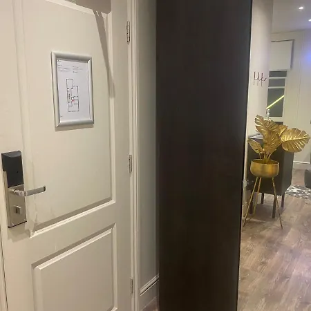 New Luxury Cyberpunk 1bed Studio Serviced Notting Hill Free Wifi & Netflix Location Perfect For Solo & Coupled Guests London