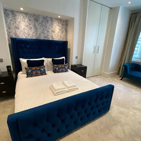 Modern Luxurious 3 Bed Flat With Private Garden & Bbq London
