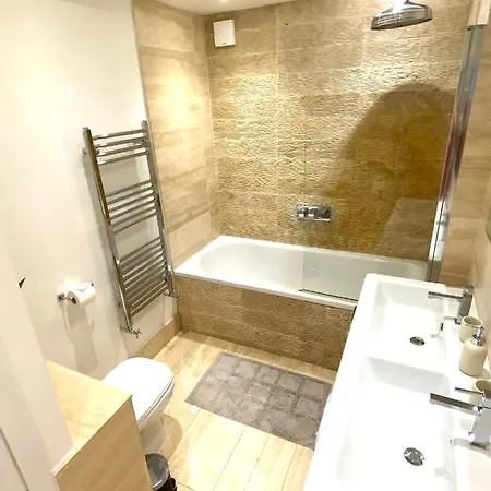 Modern Luxurious 3 Bed Flat With Private Garden & Bbq Apartment *