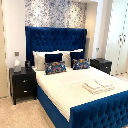 Modern Luxurious 3 Bed Flat With Private Garden & Bbq Apartment London
