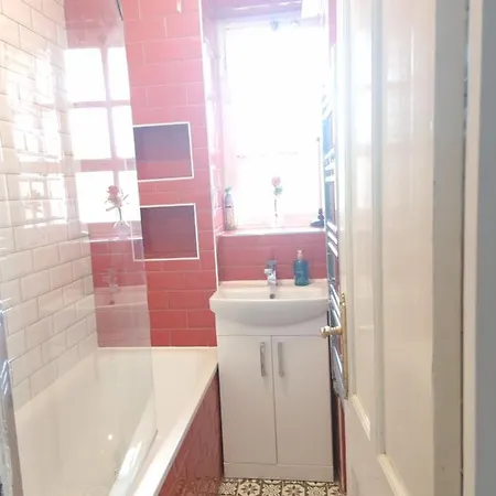 Beautiful 2 Bedroom Flat In Frampton Street Apartment London
