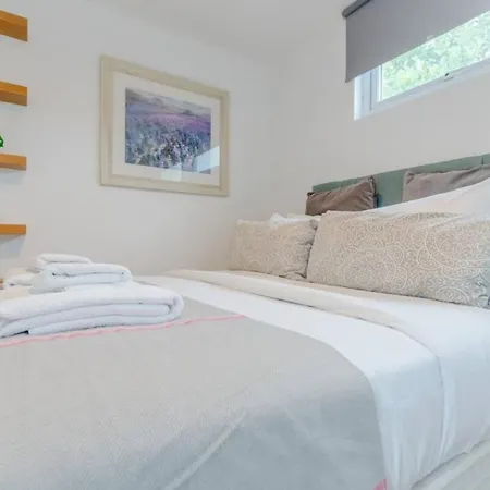 Cosy 1 Bedroom Near Wimbledon Station *