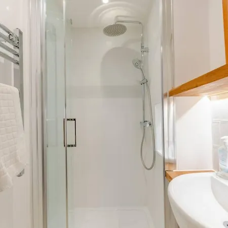 Cosy 1 Bedroom Near Wimbledon Station *