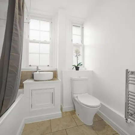 Modern Deluxe Camberwell Denmark * London