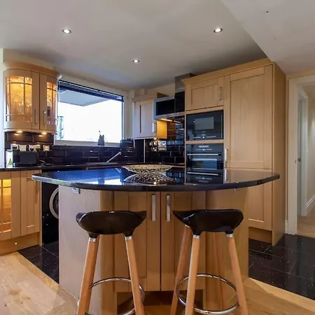 Thames View Apartment, Imperial Wharf London