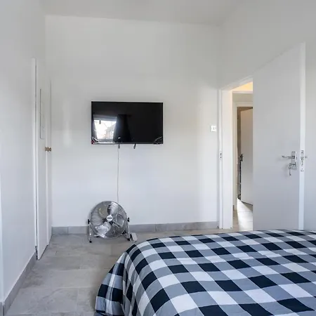 Holiday home 4 Bedroom House With Garden, Parking & 3 Mins Walking Distance From Train Station *