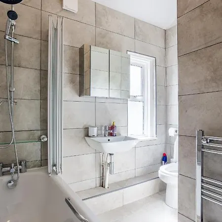Ferienhaus 4 Bedroom House With Garden, Parking & 3 Mins Walking Distance From Train Station *