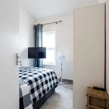 4 Bedroom House With Garden, Parking & 3 Mins Walking Distance From Train Station *