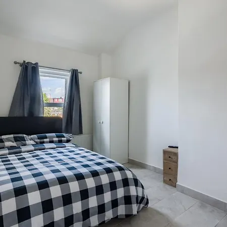 4 Bedroom House With Garden, Parking & 3 Mins Walking Distance From Train Station * London