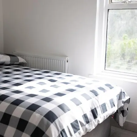 4 Bedroom House With Garden, Parking & 3 Mins Walking Distance From Train Station Holiday home *