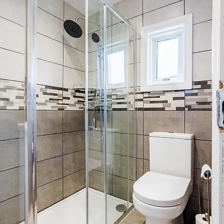 Ferienhaus 4 Bedroom House With Garden, Parking & 3 Mins Walking Distance From Train Station