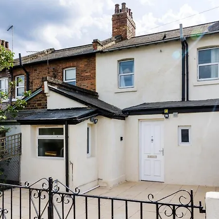 Holiday home 4 Bedroom House With Garden, Parking & 3 Mins Walking Distance From Train Station London