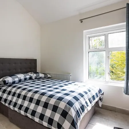 4 Bedroom House With Garden, Parking & 3 Mins Walking Distance From Train Station