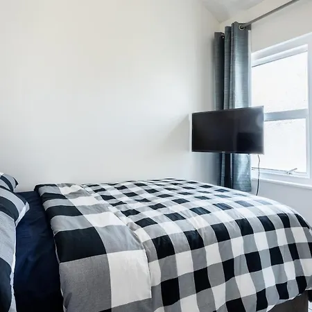 4 Bedroom House With Garden, Parking & 3 Mins Walking Distance From Train Station * London
