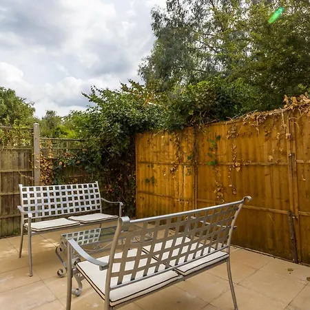 4 Bedroom House With Garden, Parking & 3 Mins Walking Distance From Train Station *