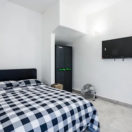 4 Bedroom House With Garden, Parking & 3 Mins Walking Distance From Train Station Holiday home *