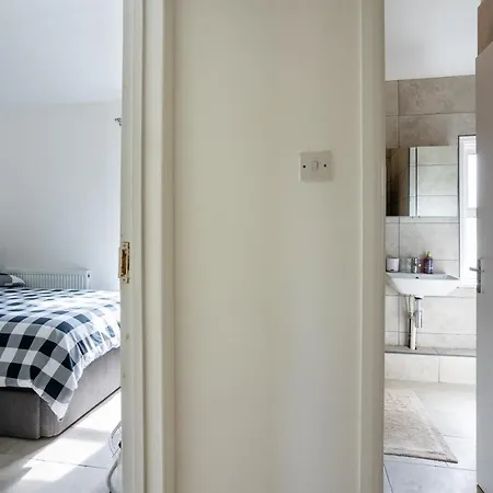 4 Bedroom House With Garden, Parking & 3 Mins Walking Distance From Train Station Holiday home London