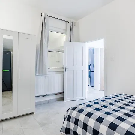 4 Bedroom House With Garden, Parking & 3 Mins Walking Distance From Train Station * London