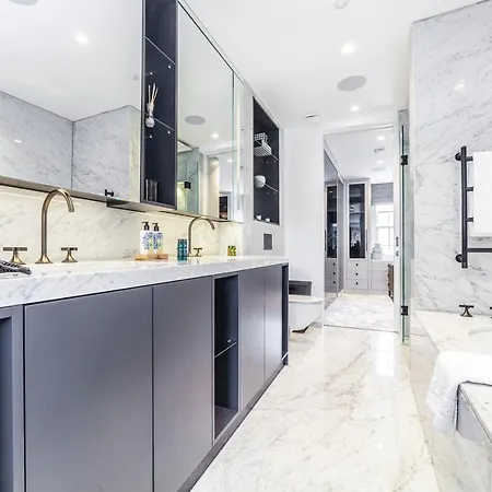 Luxury 3 Bedroom House With Garden Next To Battersea Park Holiday home London