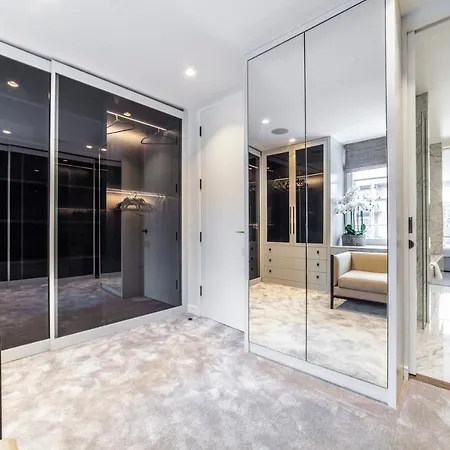 Luxury 3 Bedroom House With Garden Next To Battersea Park *
