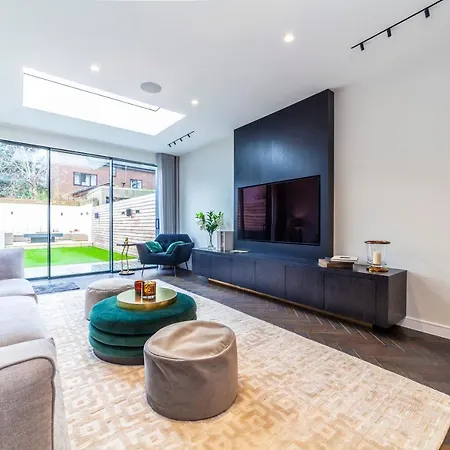 Luxury 3 Bedroom House With Garden Next To Battersea Park Holiday home London