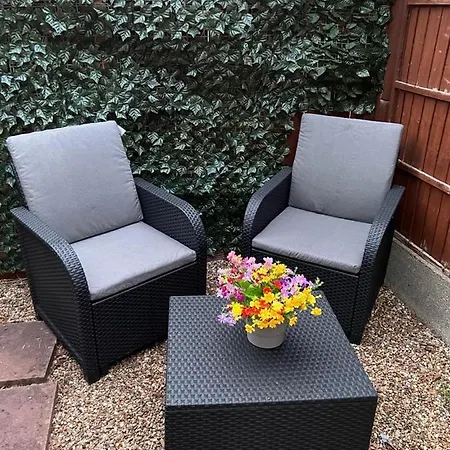 Beautiful In Beckton With Private Entrance And Garden Apartment *