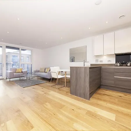 Stylish Family Sized 2 Bedroom Apartment London