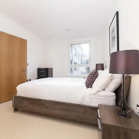 Stylish Family Sized 2 Bedroom * London