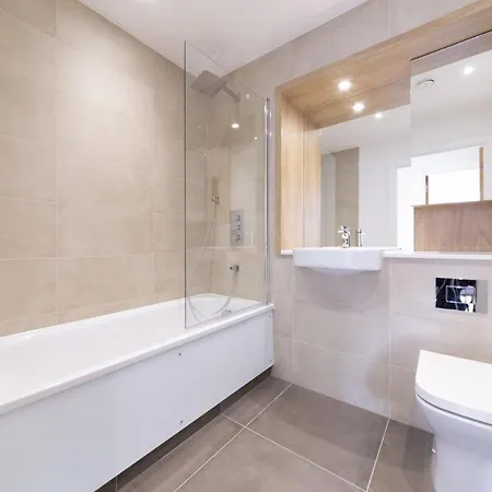 Stylish Family Sized 2 Bedroom * London