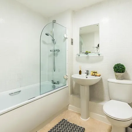 Apartment Fast Internet One Bedroom In Greater London, Id Required London